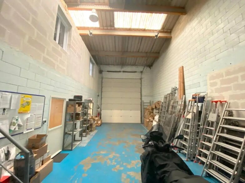 Office in Morainvilliers for lease - Interior Photo - Image 3 of 10