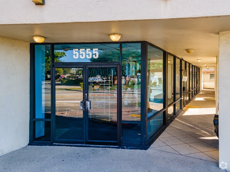 5555 Hollywood Blvd, Hollywood, FL à louer - Photo du bâtiment - Image 3 de 14