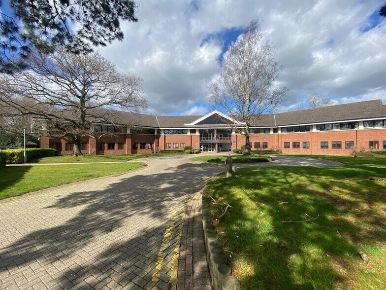 Grange Dr, Southampton à louer - Photo du bâtiment - Image 1 de 34