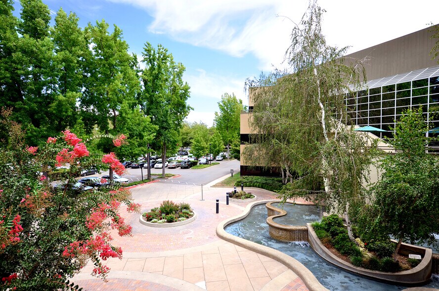 8950 Cal Center Dr, Sacramento, CA à louer - Photo du bâtiment - Image 3 de 21