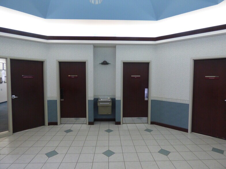 10016 Office Center Ave, Saint Louis, MO for lease - Building Photo - Image 2 of 8