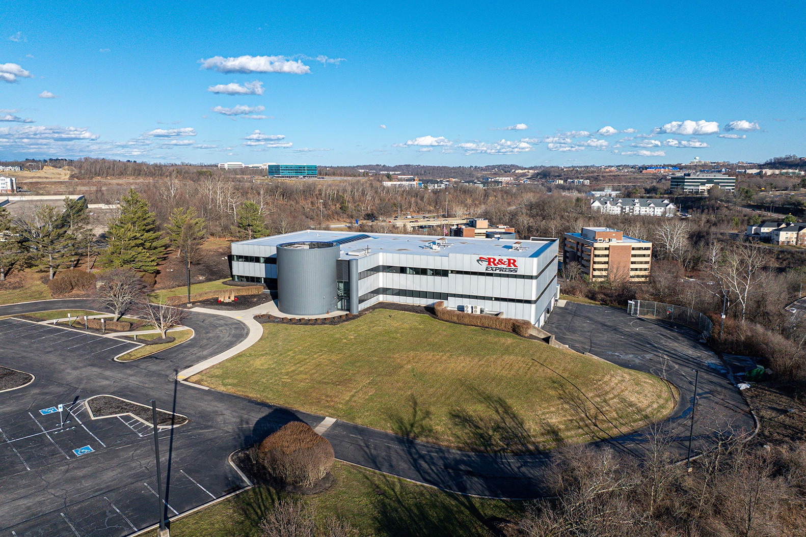 100 Commerce Dr, Pittsburgh, PA for lease Building Photo- Image 1 of 10