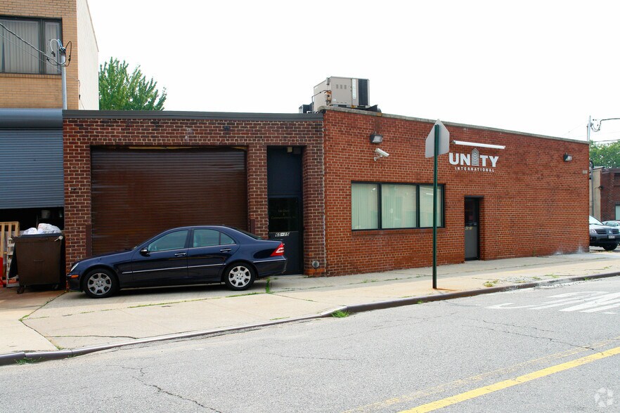 6515 Fresh Meadow Ln, Fresh Meadows, NY à vendre - Photo principale - Image 1 de 3