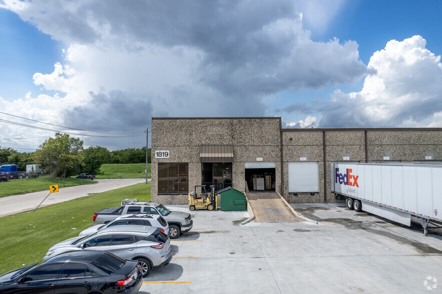 1819 Turning Basin Dr, Houston, TX à louer - Photo du bâtiment - Image 3 de 8
