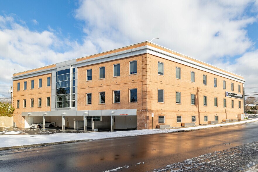 125 Mineola Ave, Roslyn Heights, NY à vendre - Photo du bâtiment - Image 3 de 7