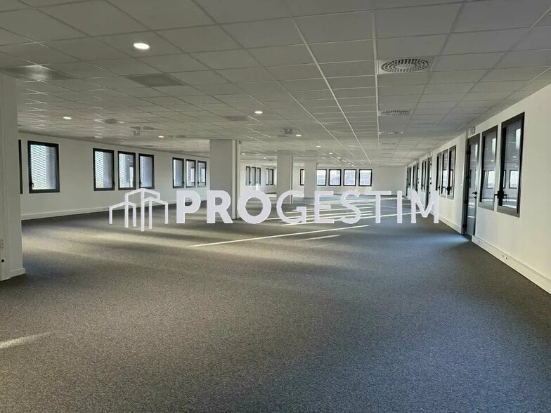 Retail in Dijon for lease - Building Photo - Image 3 of 10