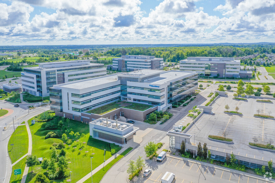 2300 University Ave E, Waterloo, ON à louer - Photo du bâtiment - Image 3 de 3