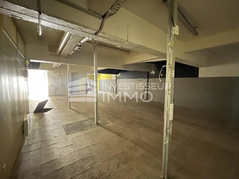 Retail in Paris for lease - Interior Photo - Image 1 of 6
