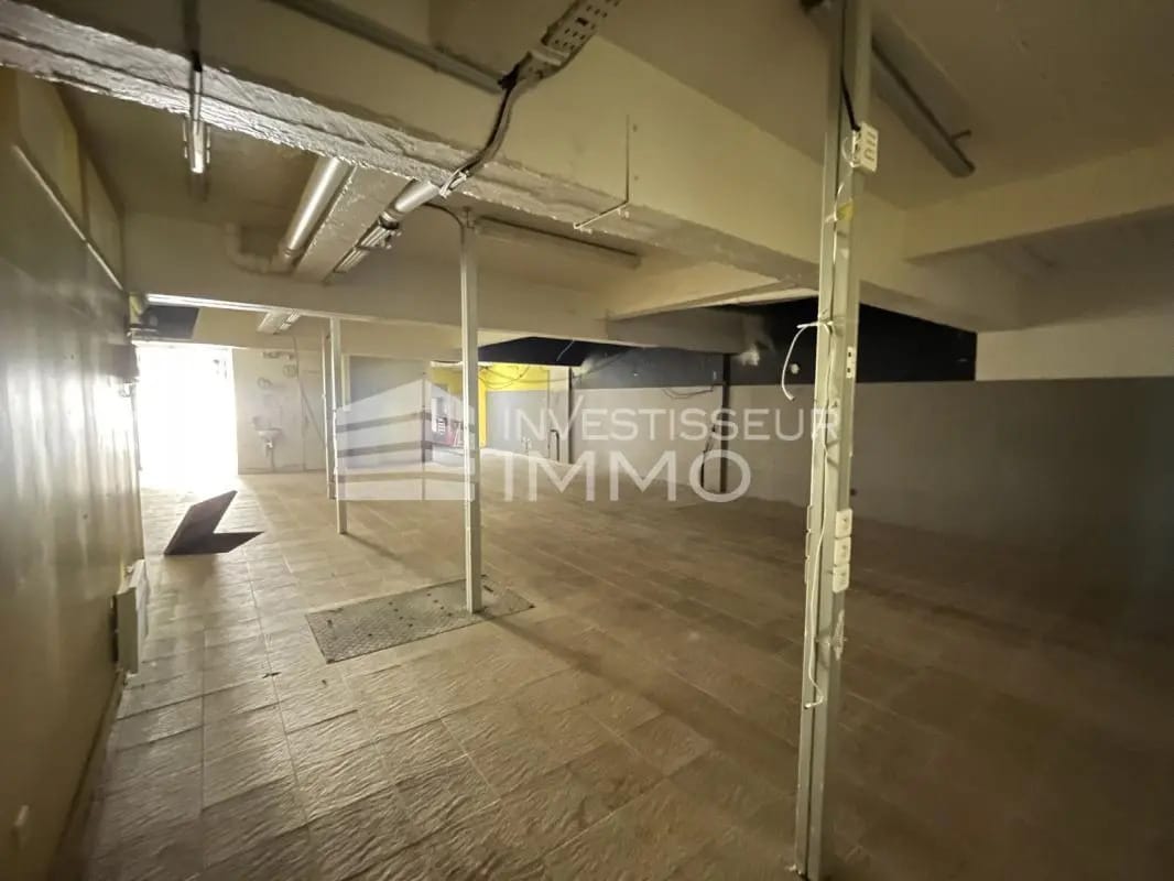 Retail in Paris for lease Interior Photo- Image 1 of 7