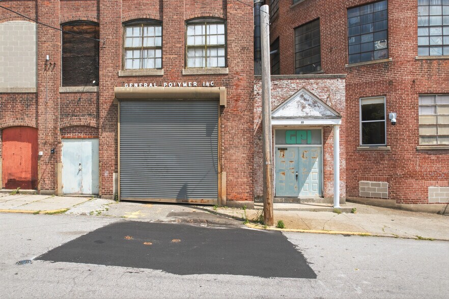 59 Foundry St, Central Falls, RI à vendre - Photo du bâtiment - Image 3 de 34