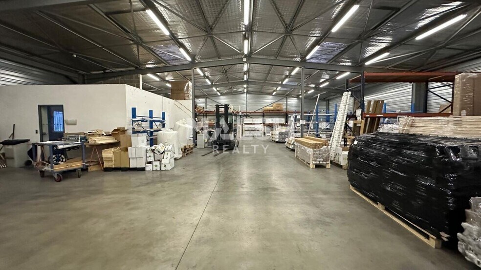 Flex in Saint-Georges-de-Reneins for lease - Interior Photo - Image 2 of 15