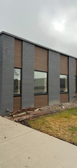 2545 Industrial Row Dr, Troy, MI for lease - Building Photo - Image 2 of 9