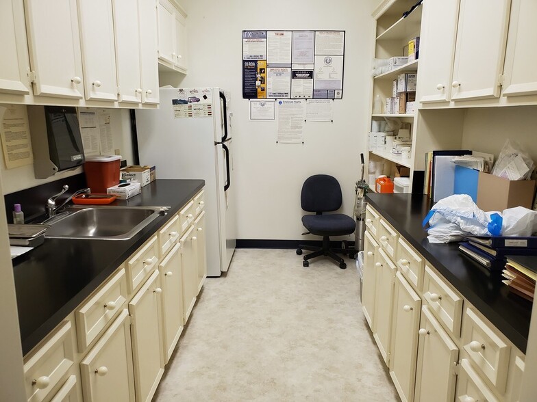 345 E Parkwood Ave, Friendswood, TX for lease - Interior Photo - Image 3 of 5