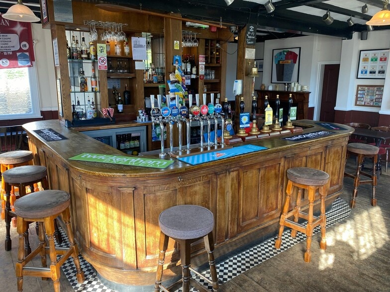 7 Fourth Cross Rd, Twickenham for lease - Building Photo - Image 2 of 14