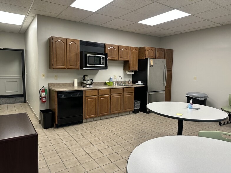 3820 Edison Lakes Pky, Mishawaka, IN for sale - Interior Photo - Image 3 of 11