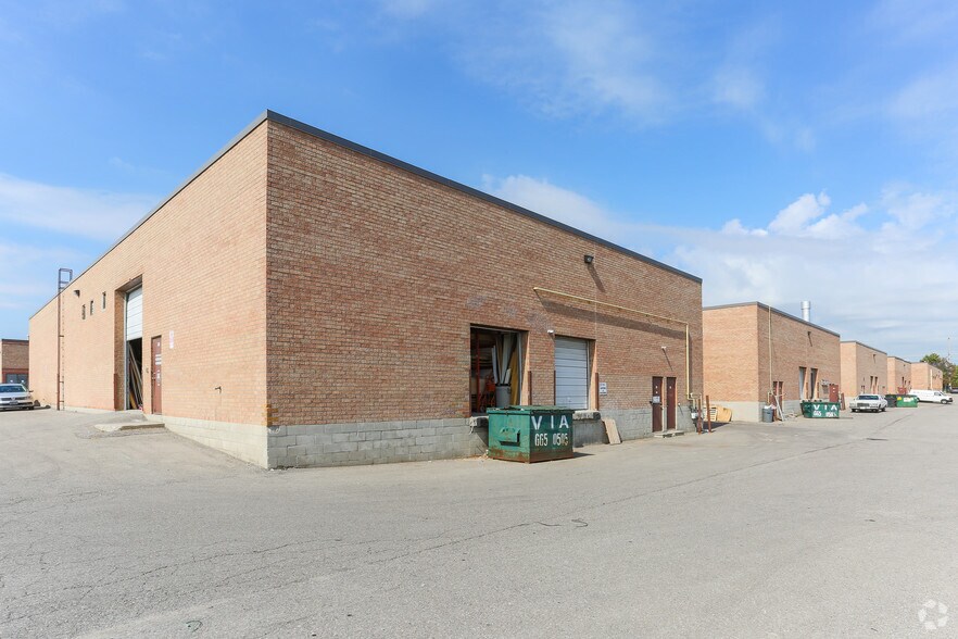 2053 N Williams Pky, Brampton, ON à vendre - Photo du bâtiment - Image 2 de 4