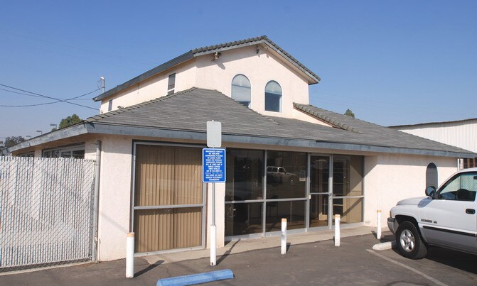 1444 E Mineral King Ave, Visalia, CA à louer - Photo principale - Image 1 de 3
