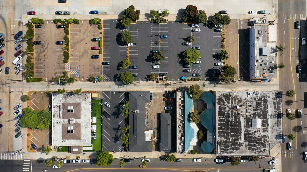 SeaCoast Square portefeuille de 2 propriétés à vendre sur LoopNet.ca - Photo du bâtiment - Image 3 de 28