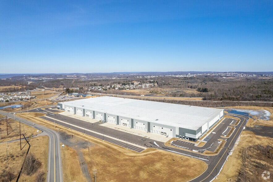 101 Commerce Dr, Hazleton, PA à louer - Aérien - Image 3 de 9