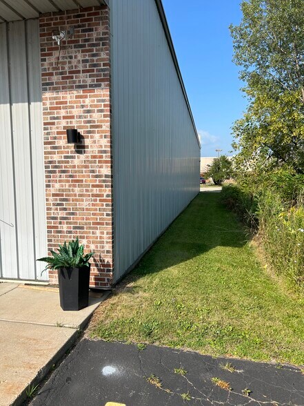 815 N Main St, Oregon, WI à louer - Photo du bâtiment - Image 3 de 12