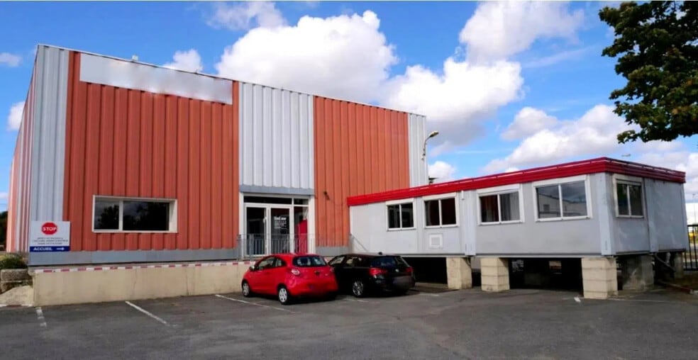 Office in Coignières for lease - Building Photo - Image 1 of 4
