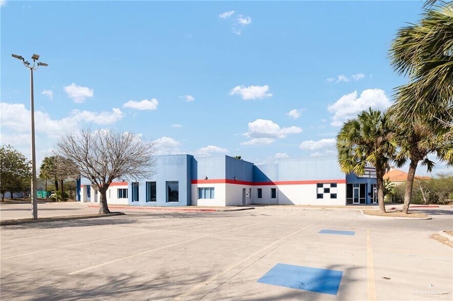 451 E Alton Gloor Blvd, Brownsville, TX à vendre - Photo du bâtiment - Image 3 de 31