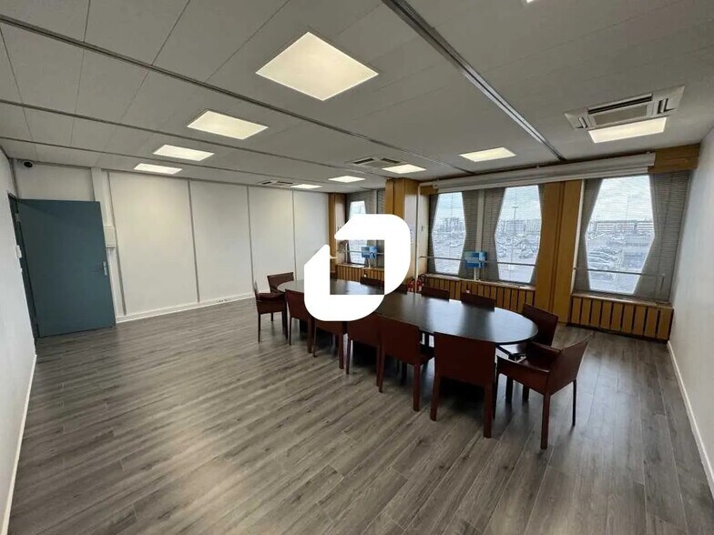 Office in Thiais for lease - Building Photo - Image 3 of 12