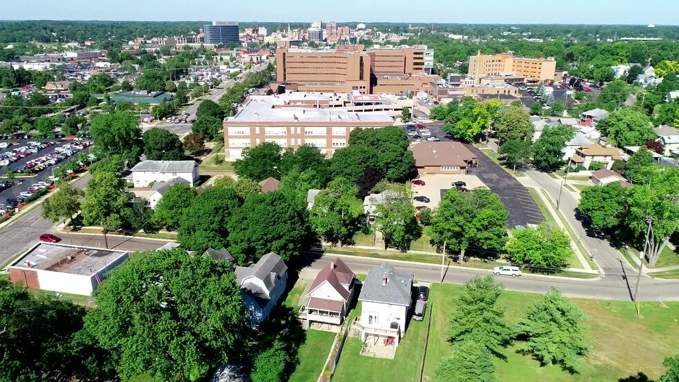 1210 E Michigan Ave, Jackson, MI à vendre - Vidéo sur l’inscription commerciale - Image 2 de 9