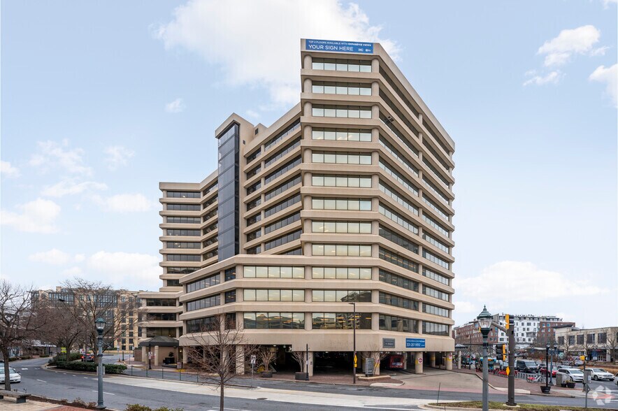 2 Wisconsin Cir, Chevy Chase, MD à louer - Photo du bâtiment - Image 1 de 18