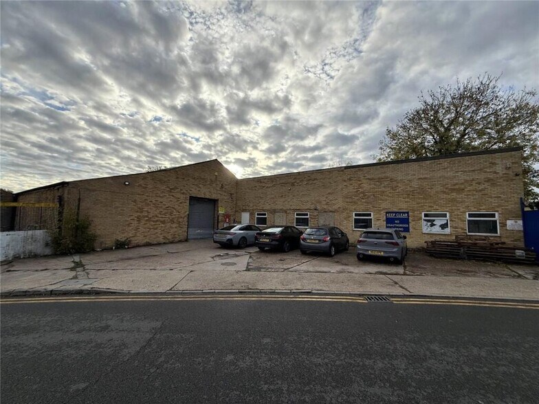2 Driberg Way, Braintree à louer - Photo du bâtiment - Image 3 de 15