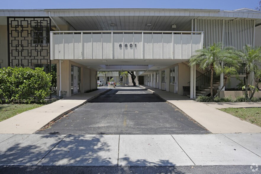 6601 SW 80th St, Miami, FL à louer - Photo du bâtiment - Image 2 de 17