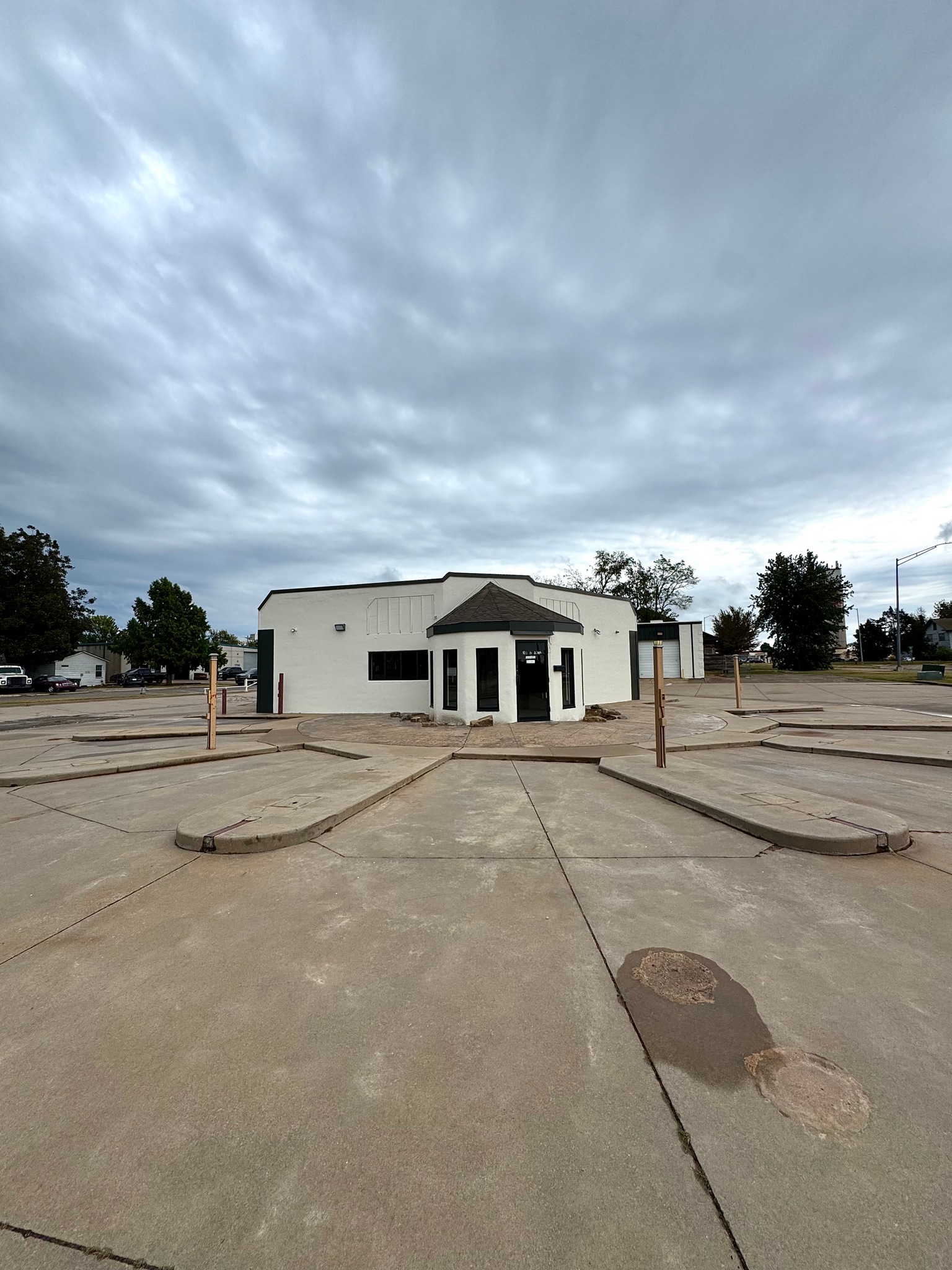 200 S Fretz Ave, Edmond, OK for lease Building Photo- Image 1 of 10