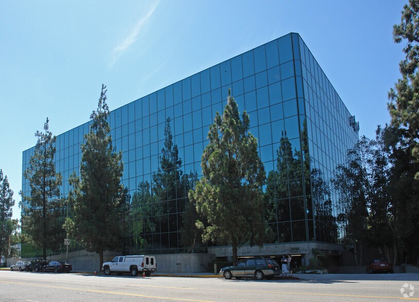3800 Barham Blvd, Los Angeles, CA à louer - Photo du bâtiment - Image 3 de 9