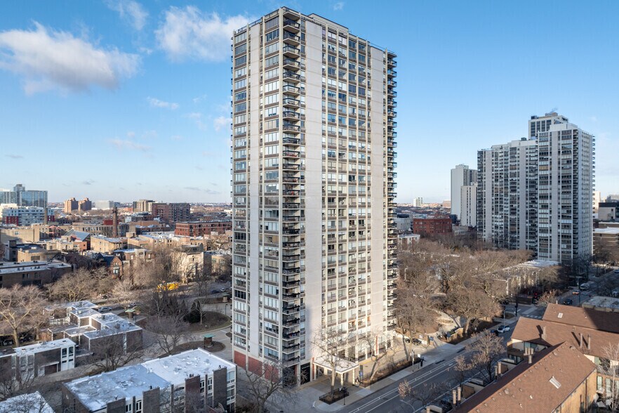 1360 N Sandburg Ter, Chicago, IL à louer - Photo du bâtiment - Image 2 de 7
