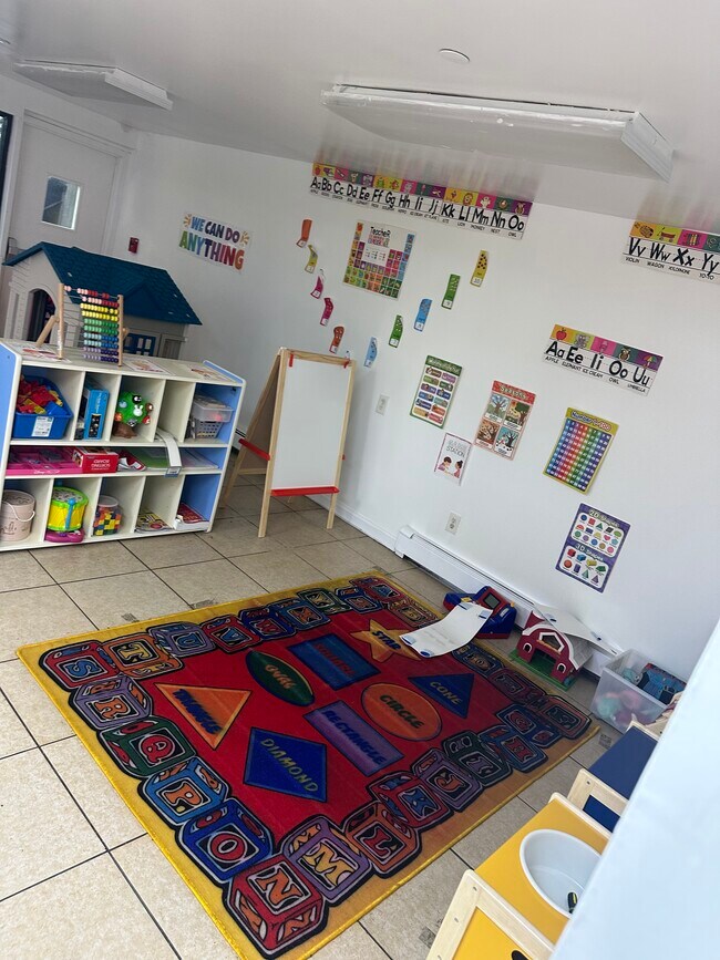 Plus de détails pour 7314 Yellowstone Blvd, Forest Hills, NY - Commerce de détail à louer