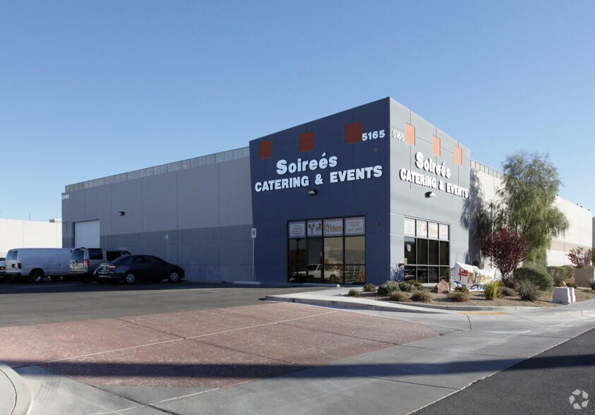 5165 W Oquendo Rd, Las Vegas, NV à louer - Photo principale - Image 1 de 32