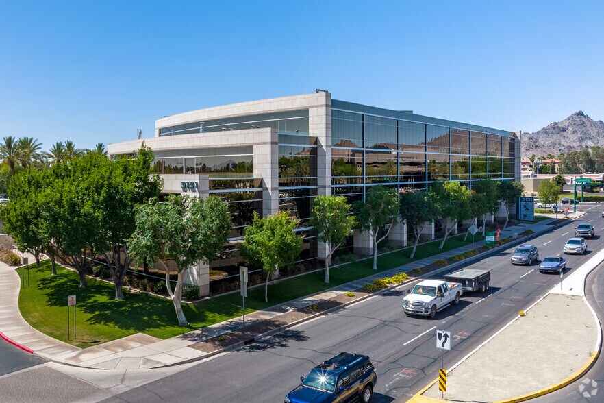 3133 E Camelback Rd, Phoenix, AZ à louer - Photo du bâtiment - Image 2 de 9