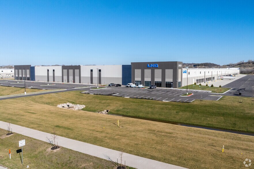 24550 W 43rd St, Shawnee Mission, KS for lease - Building Photo - Image 2 of 4