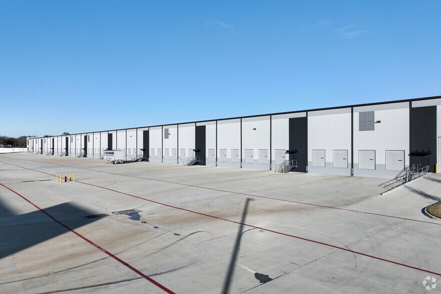 1800 South I-35E Hwy, Lancaster, TX à louer - Photo du bâtiment - Image 3 de 8