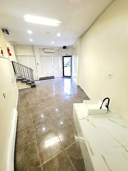 554-560 E 18th St, Paterson, NJ for lease - Building Photo - Image 3 of 10