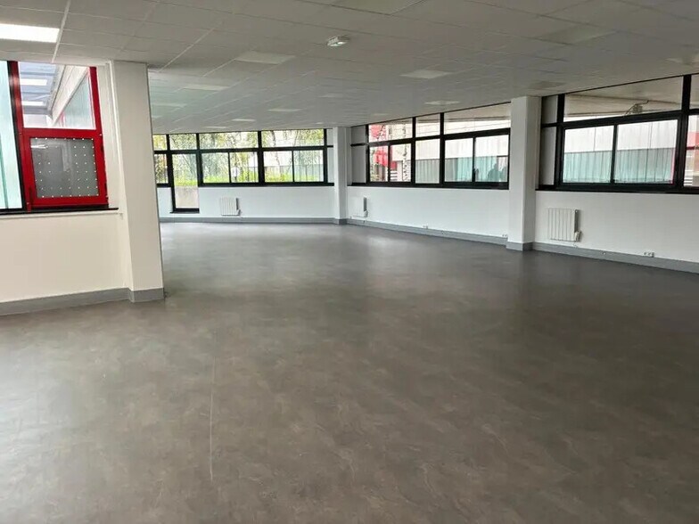 Office in Saint-Denis for lease - Building Photo - Image 2 of 8