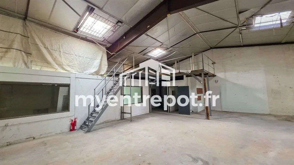 Flex in Marseille for lease - Building Photo - Image 3 of 7