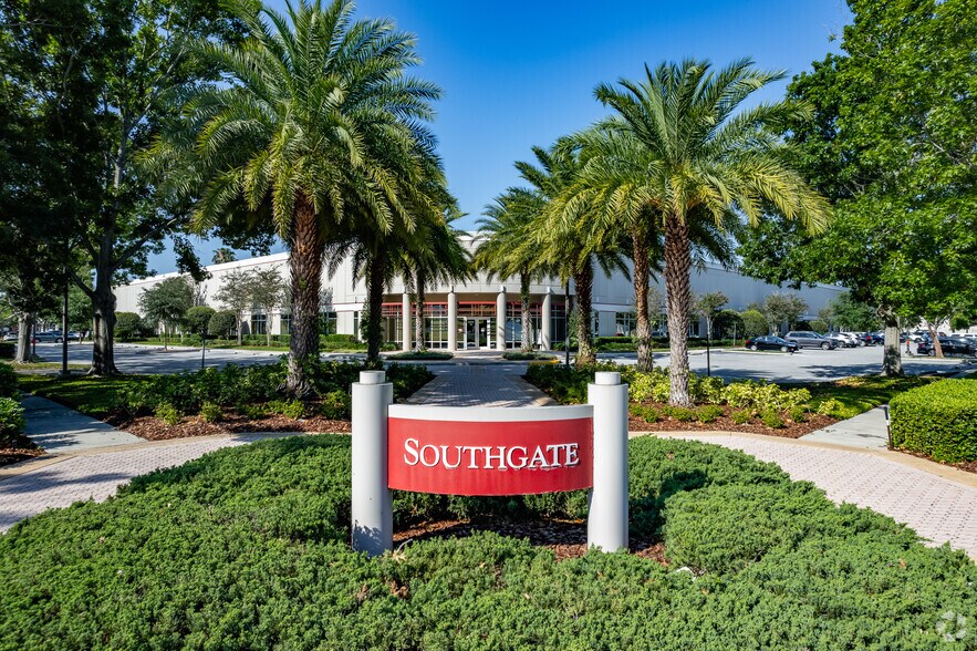 102 W Pineloch Ave, Orlando, FL à louer - Photo du bâtiment - Image 3 de 7