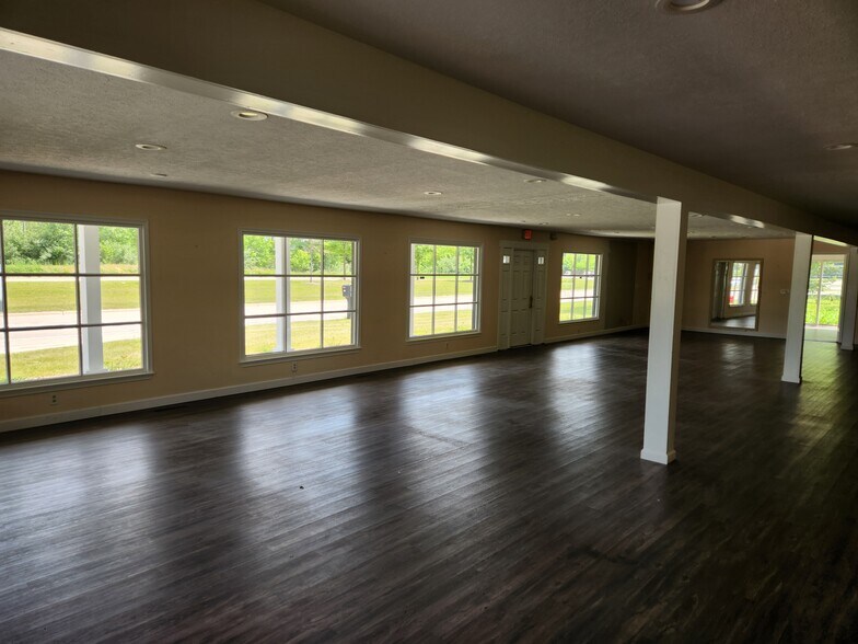 6585 Jackson Rd, Ann Arbor, MI à vendre - Photo du bâtiment - Image 1 de 8