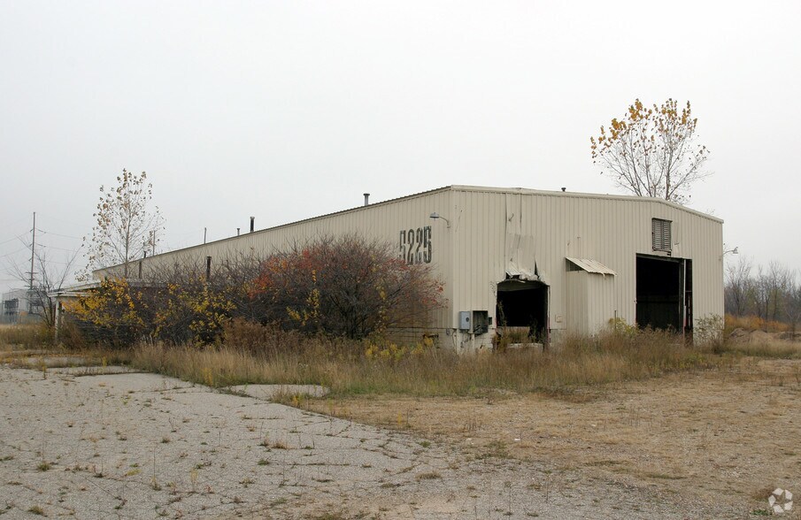 5225 52nd St SE, Grand Rapids, MI à louer - Photo du bâtiment - Image 2 de 4