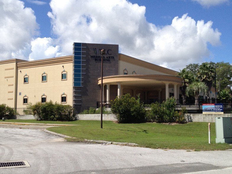 201 W Guava St, The Villages, FL à louer - Photo du bâtiment - Image 3 de 29