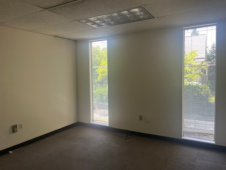 70 W Oakland Ave, Doylestown, PA for lease - Interior Photo - Image 2 of 6