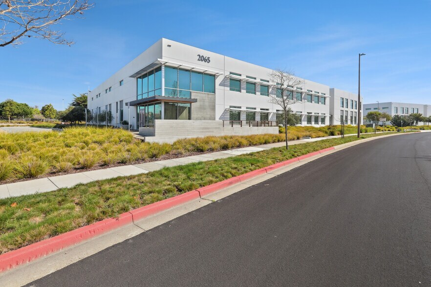 2115 North Loop Rd, Alameda, CA à louer - Photo du bâtiment - Image 2 de 11