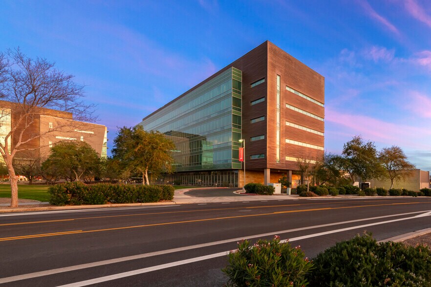 4045 S Riverpoint Pky, Phoenix, AZ à vendre - Photo du bâtiment - Image 2 de 12