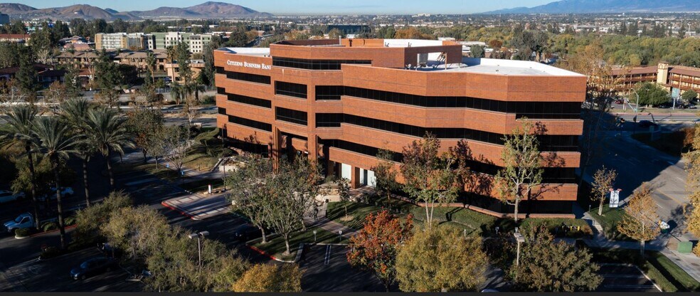 301 E Vanderbilt Way, San Bernardino, CA à louer - Photo du bâtiment - Image 3 de 10